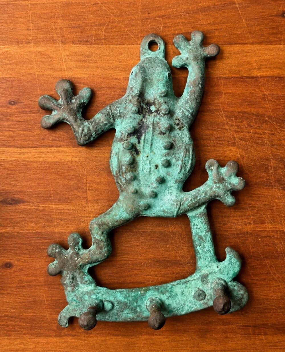 Vintage Verdigris Frog Key Holder – Cast Metal 3-Hook Wall Decor (Cottagecore)